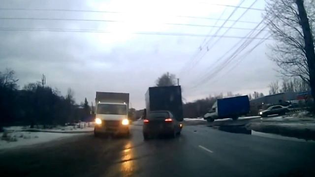 Не убедившись сдал назад