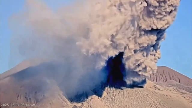 Активность на вулкане Сакурадзима (Япония, 4.12.2025)