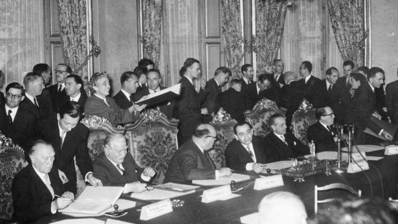 Отмена оккупационного режима в Федеративной Республике Германии (ФРГ).