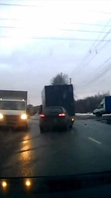 Не убедившись сдал назад