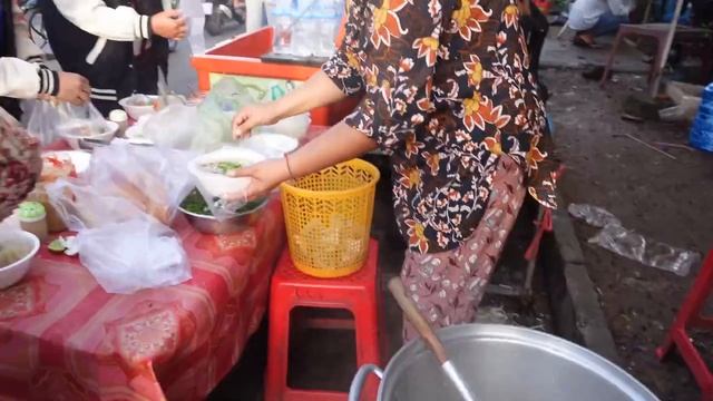 Уличная еда в Камбодже. Рынок барахолка.