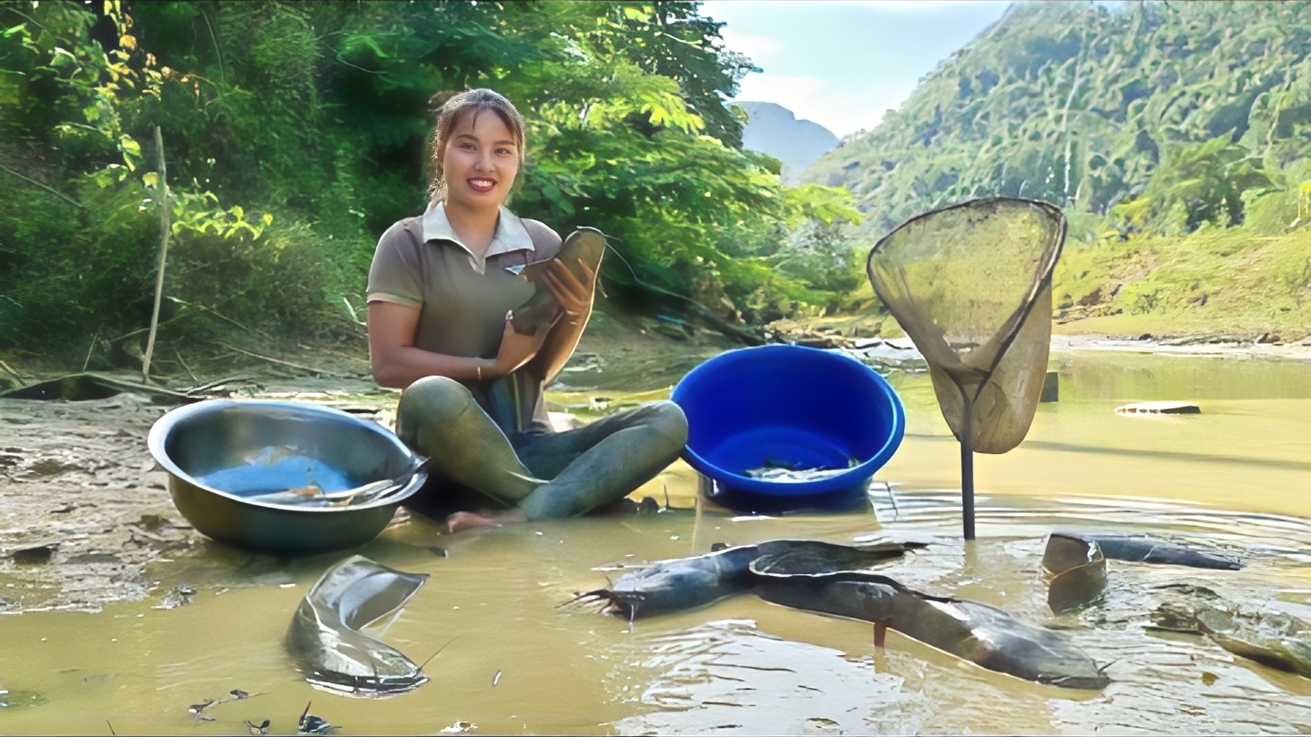 Вылавливаю рыбу из огромного пруда и продаю её на рынке. Готовлю еду с собаками. Жизнь Дуонг.