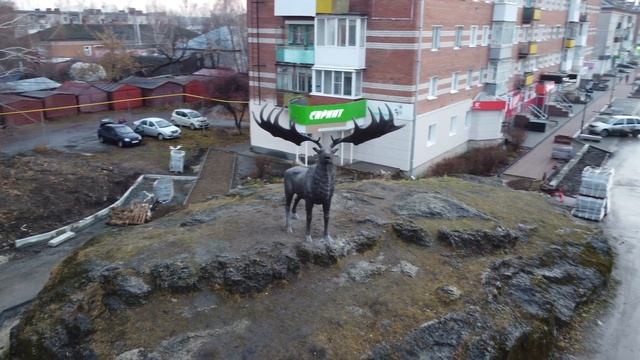 Красноуфимск, статуя оленя на советской улице.