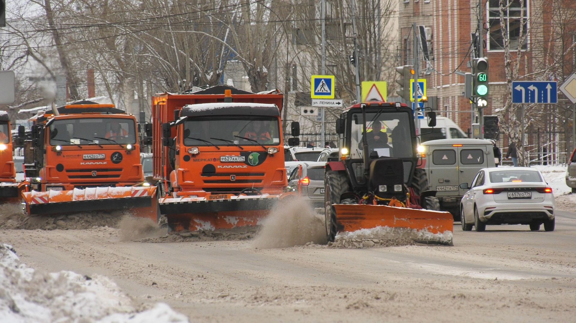 В городе идет уборка снега с дорог и тротуаров