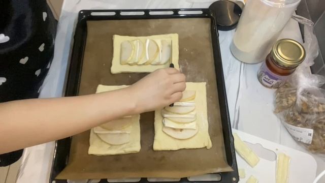 ГОТОВИТ ВНУЧКА. СЛОЙКИ С ГРУШЕЙ И СЫРОМ БРИ.