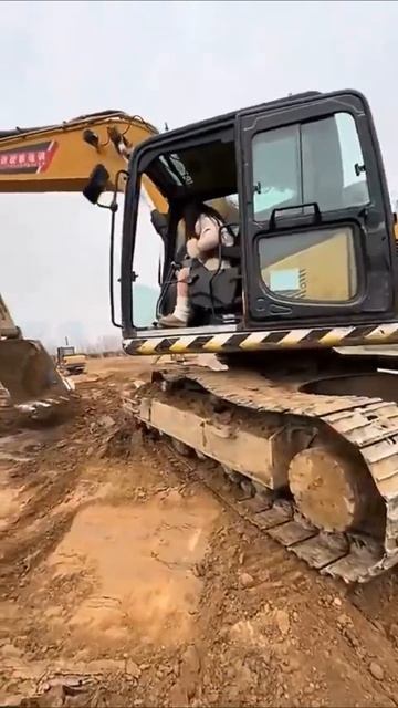 Девушка обувает гусеницы