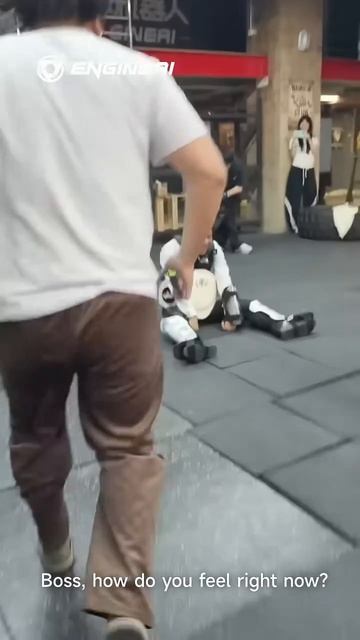 Вот теперь не смешно. китайские роботы уже могут вышибать двери и с легкостью сбивают взрослого чело