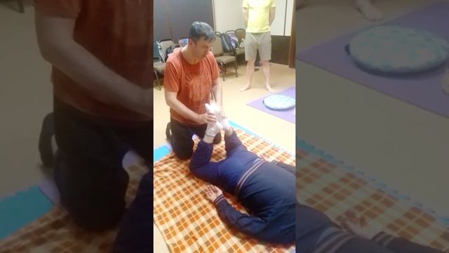 Массаж тазобедренного сустава лежа на животе