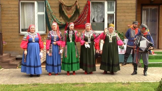 Возле милого крылечка.