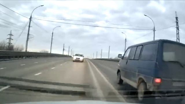 Сильно подрезал на иномарке