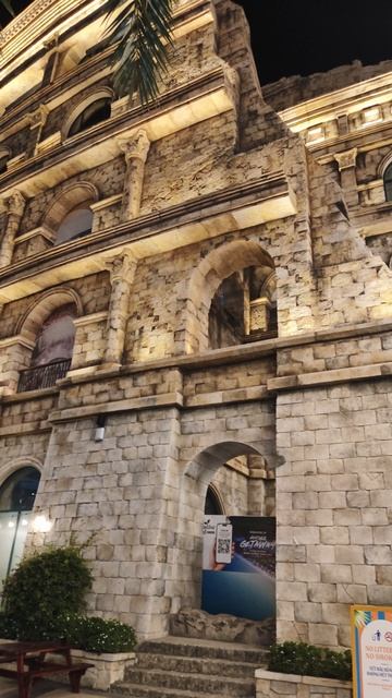 Сансет Таун вечером. Sunset Town. Фукуок. Вьетнам