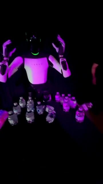 Робот Tesla Optimus раздавал напитки посетителям мероприятия Tesla совершил ошибку и отключился