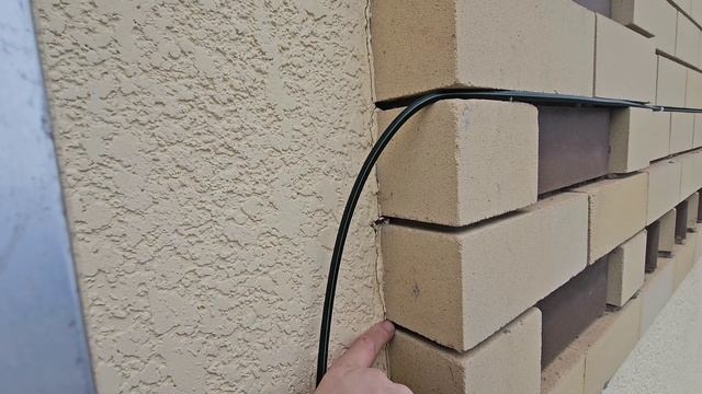Крепление кабеля Триколор в швы кирпичной кладки и на пустотелую шубу