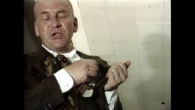 Слушались бы меня, одевались бы как люди (кф. Пять бутылок водки)