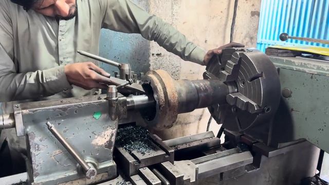 Пакистанский ремонт грузовика на дороге. 20 тонн щебня