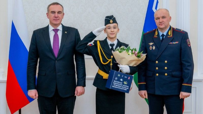 Юным югорчанам вручили паспорта в преддверии Дня Конституции