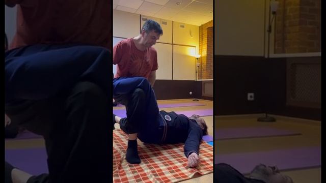 Массаж бедра и поясницы