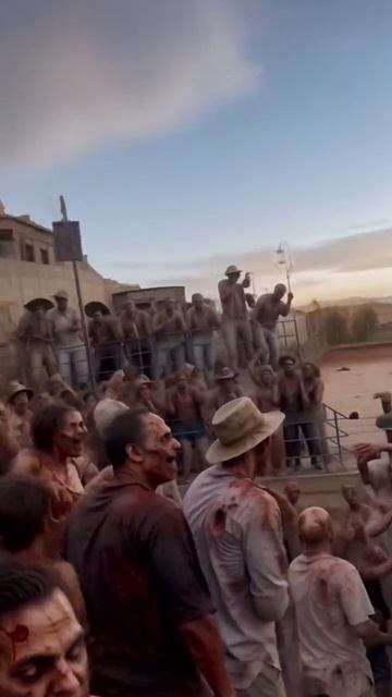 Нейросеть наложила зомби-фильтр на обычное видео с рейва