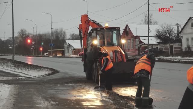 Саранские коммунальщики впервые за сезон приступили к борьбе со снегом и наледью