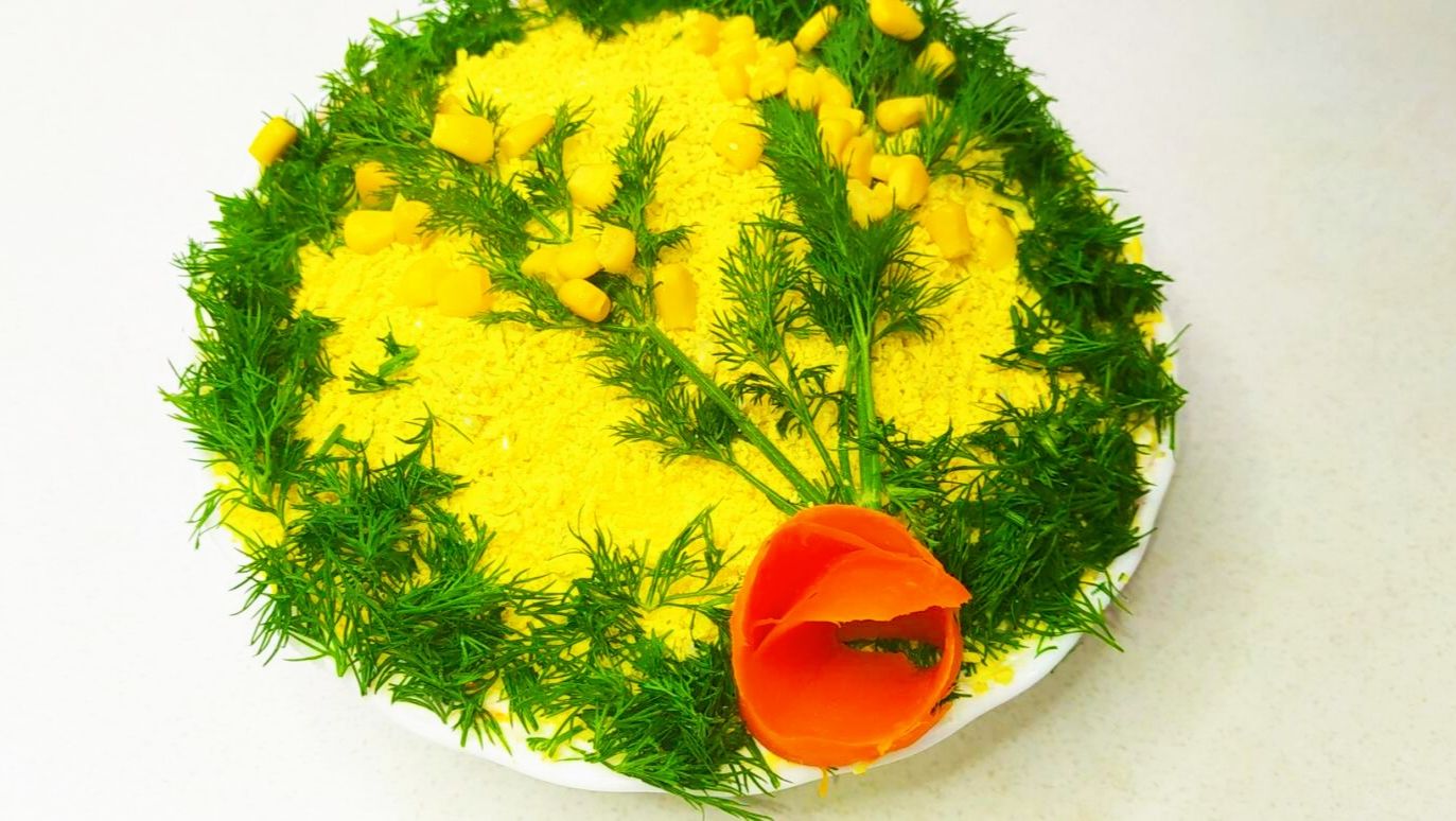 Салат мимоза красивый и нежный. Слоеный салат на праздничный стол.