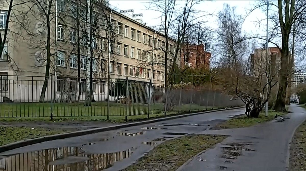 У школы. Начало декабря.