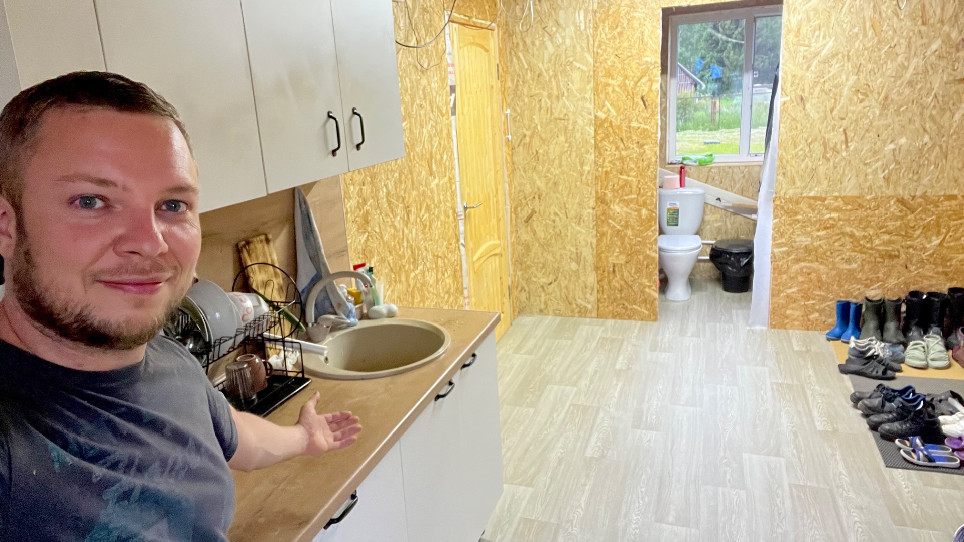 Отгородили туалет и доделали кухонный гарнитур!