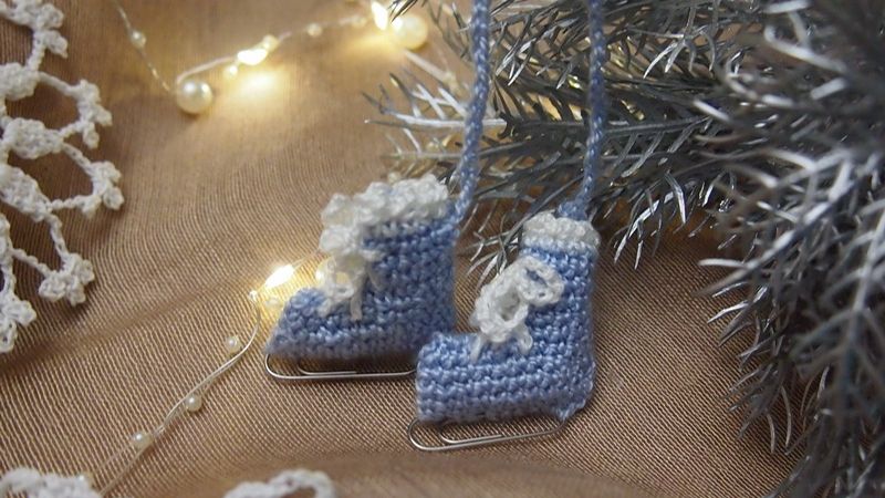 Брелок крючком. Вязание елочных игрушек крючком.Новогодние амигуруми коньки крючком❄ Урок 117