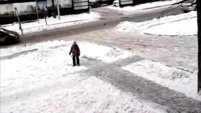 Маленький школьник чистит дорожки в Южно -Сахалинске