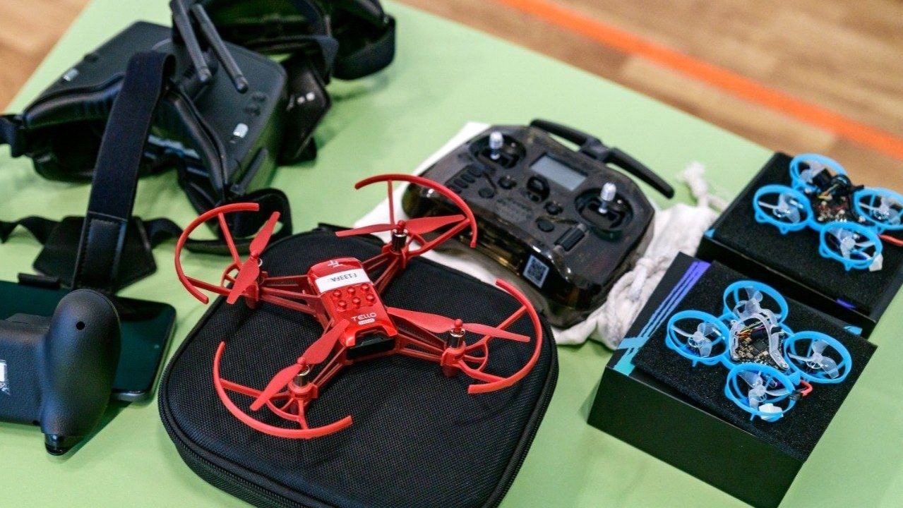 Школа «Крылья стерха» обучает юных югорчан управлять FPV-дроном