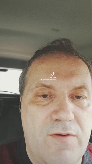 В окно смотрели двое...