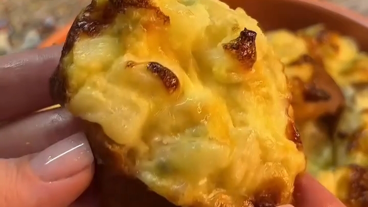 Бутерброды с ананасами и чесноком...🥪🍍😋