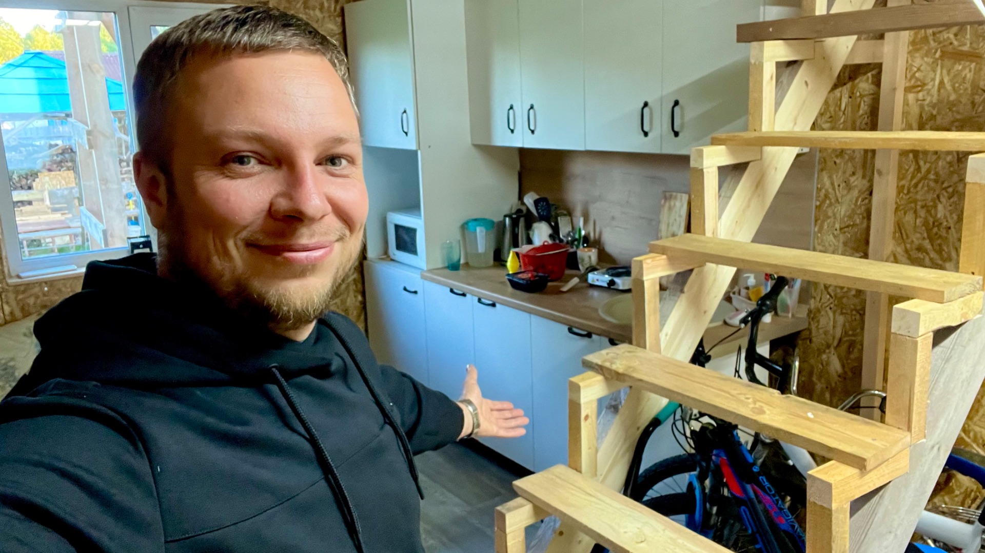 Делаю лестницу на второй этаж и привожу в порядок участок