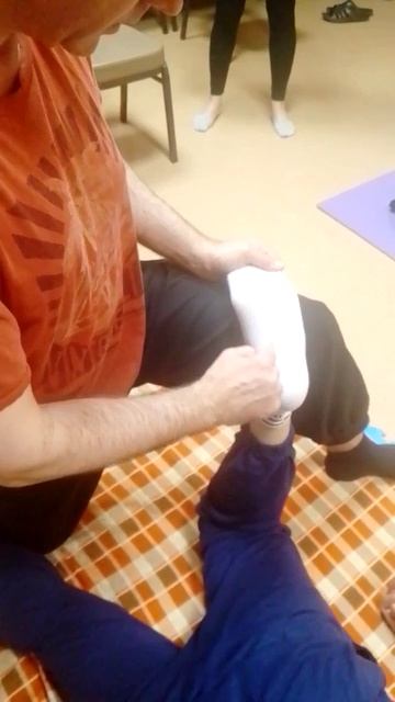 Массаж ступни на бедре