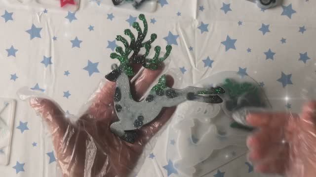 Достаю из молдов оленей, балерину, грузовик, мелочевку для брелка