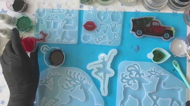 Заливаю молды  для брелка  девушке