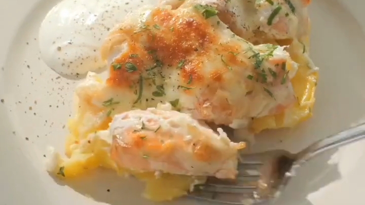 Запечённая СЁМГА с картофелем и сметаной...🐟🍽😋 Рецепт ⤵️