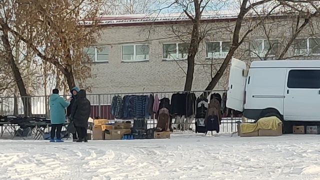 ТОРГОВЛЯ .ПРИЕХАЛА МАШИНА С ОДЕЖДОЙ