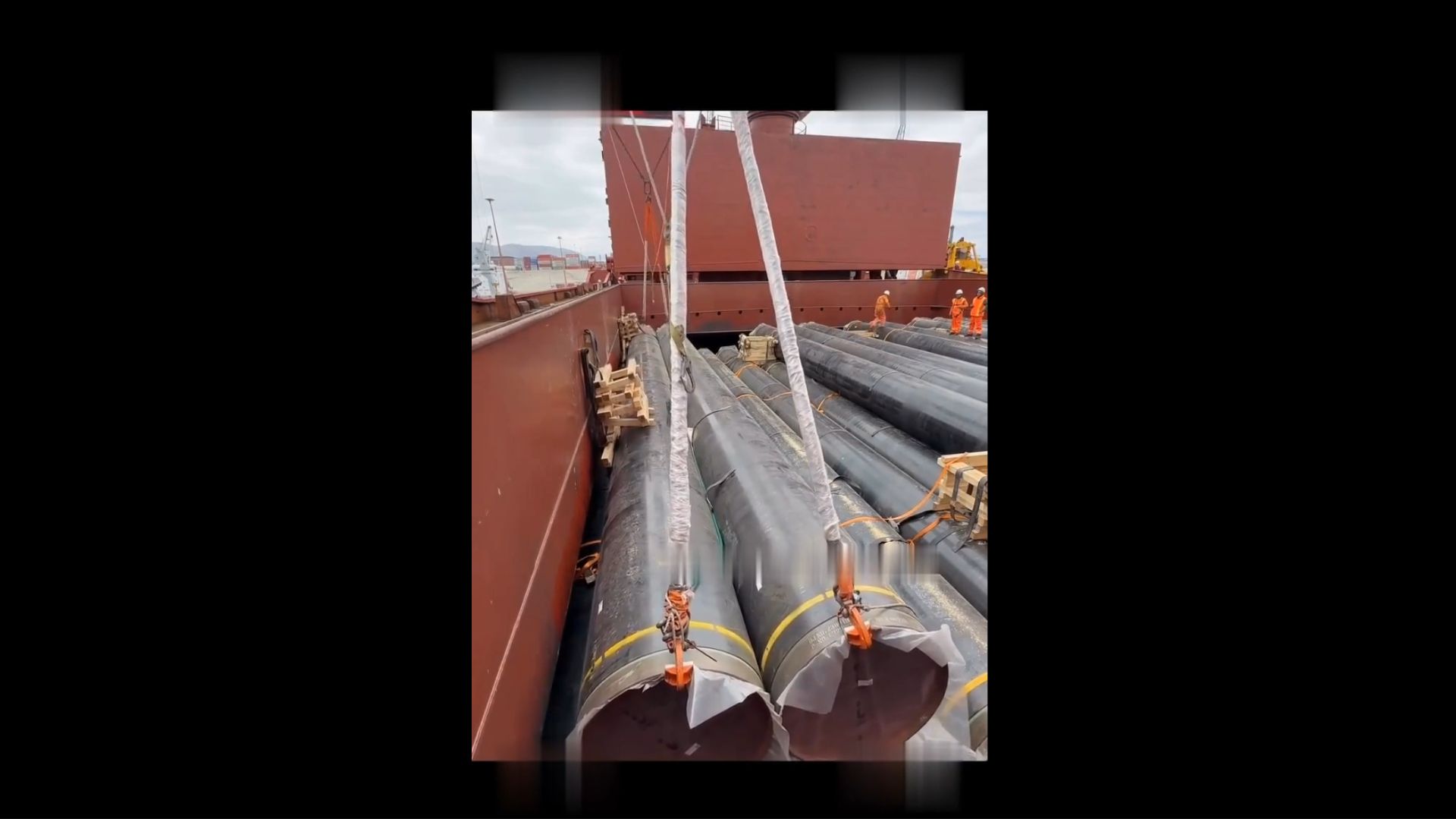 Подъем труб на корабле