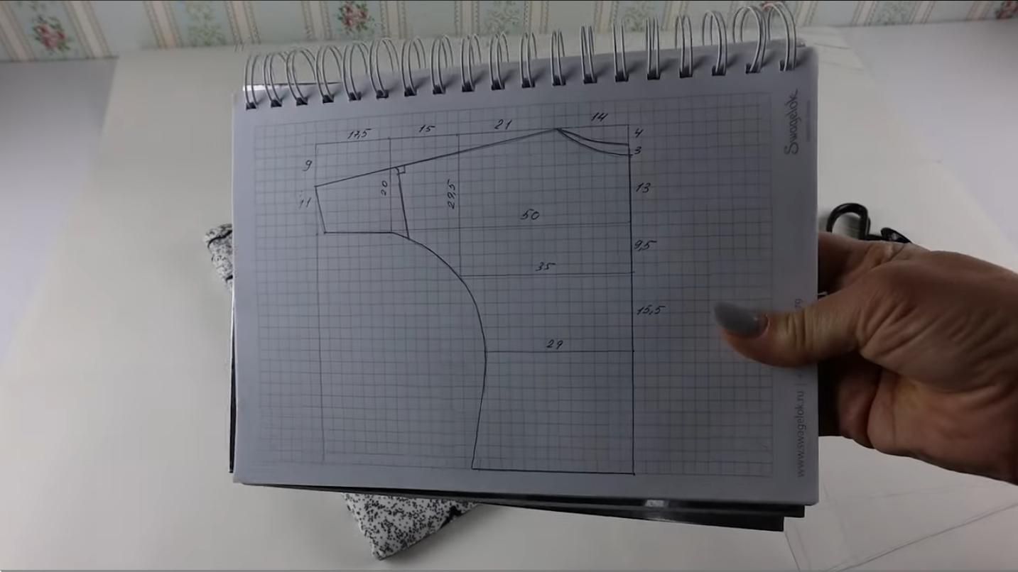 Взяла остатки красивой ткани и пустила в дело. Шикарная вещь, которая подойдёт на любую фигуру