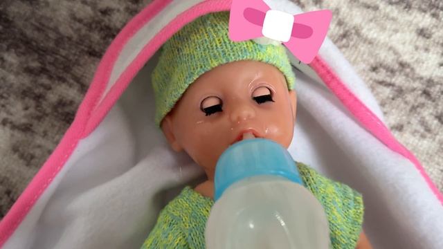 Вышли на прогулку с куклами малышками в зимнее время