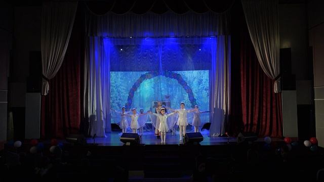 У ЛЕСА НА ОПУШКЕ