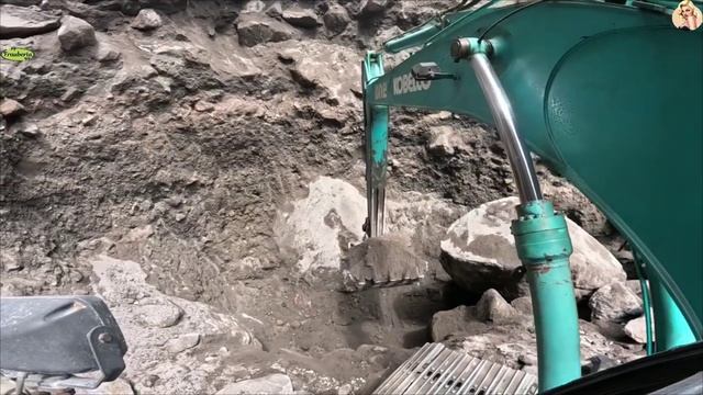 Строительство, экскаватор копает песок