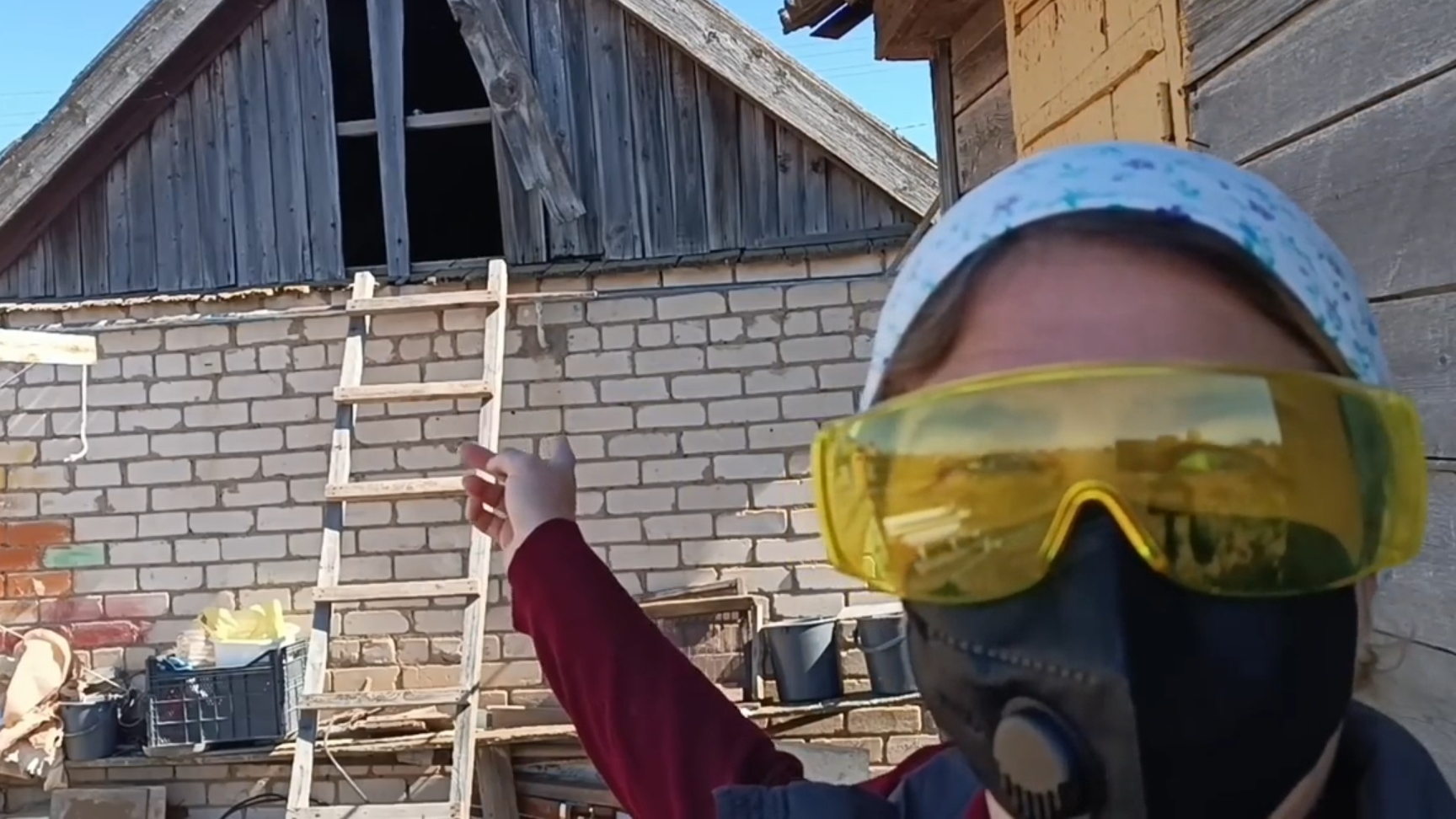 Сломала потолок летней кухни, выгребаю хлам с чердака. 57 серия