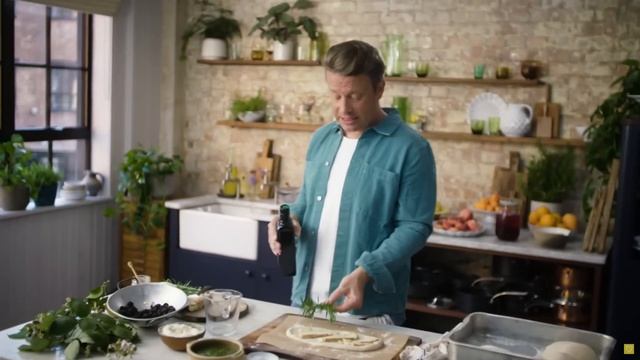 Быстрые лепёшки с маринованной ежевикой. ПЕРЕВОД. Джейми Оливер