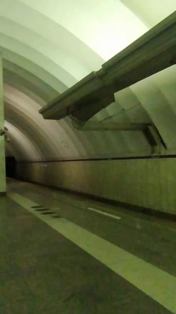 Ленинград (Санкт-Петербург), ст.метро Чкаловская - интерьер, пассажиры, работники метро, поезда