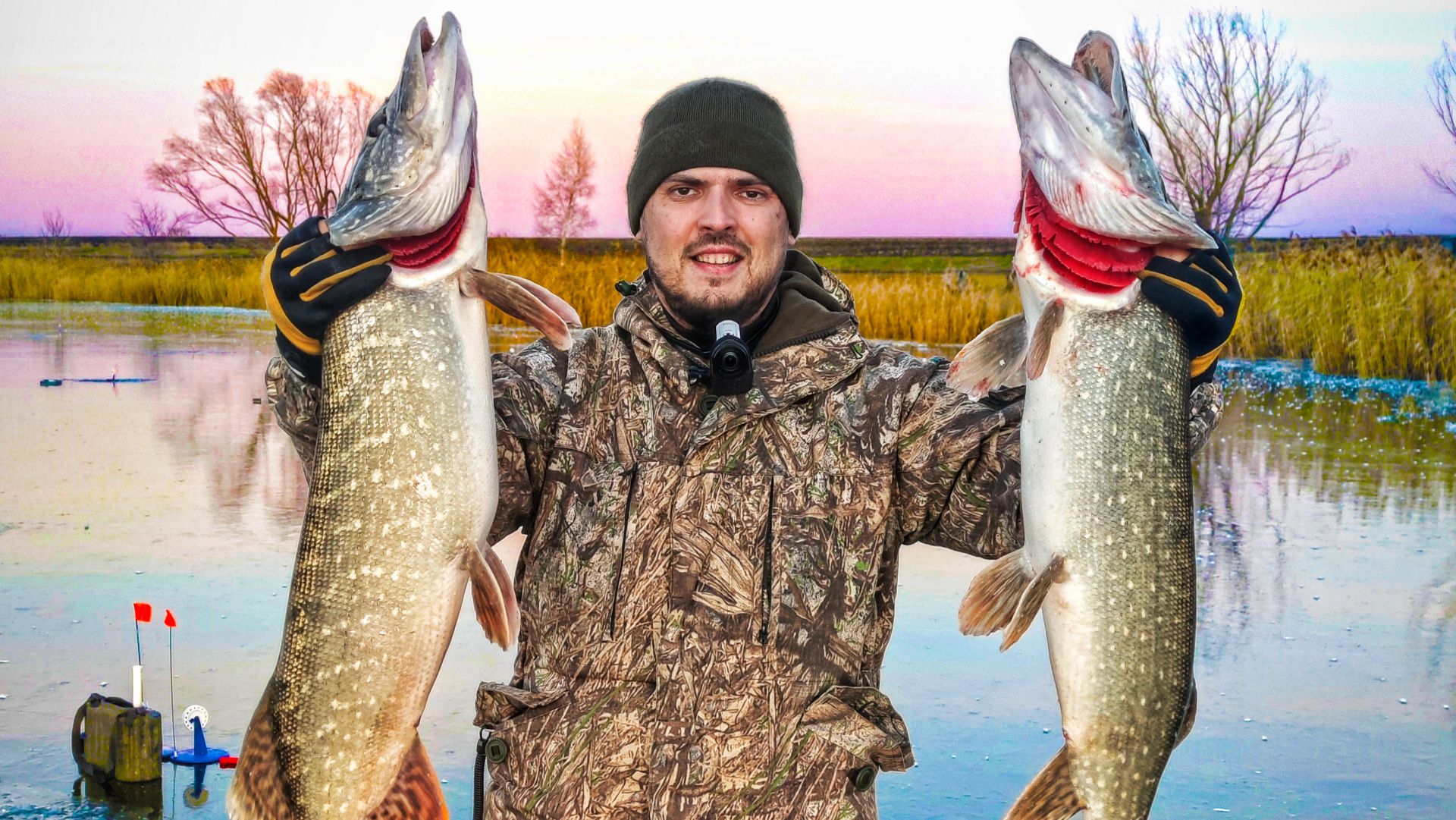 ПЕРВЫЙ ЛЁД ЧТО ТВОРЯТ ЭТИ ЩУКИ! БЕШЕНЫЙ ЖОР ЩУКИ ПО ПЕРВОЛЁДЬЮ