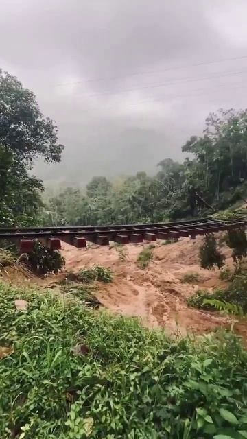 Висящая над пропастью железная дорога, после наводнения в Шри-Ланке