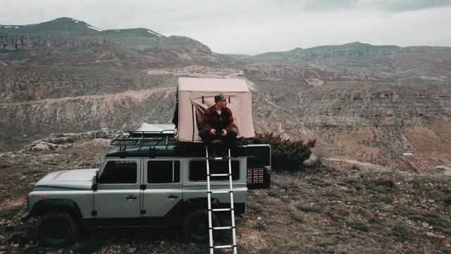 В одиночное путешествие на  автомобиле Land Rover Defender 110 с палаткой на крыше