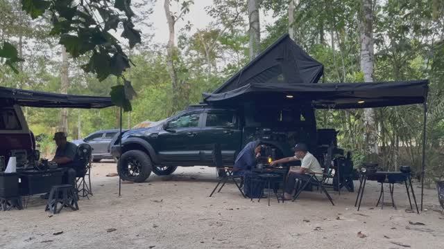 Кемпинг на автомобиле с навесом в Малайзии