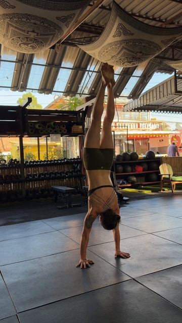 Выход в стойку через разножку